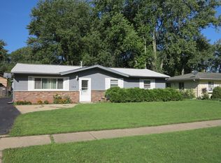 385 Oakwood Rd, Wauconda, IL 60084