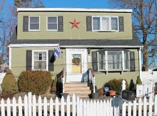 232 Phyllis Dr, Lindenhurst, NY 11757
