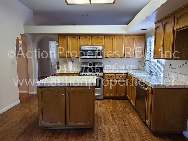 1417 Hurlston Way — Photo 9