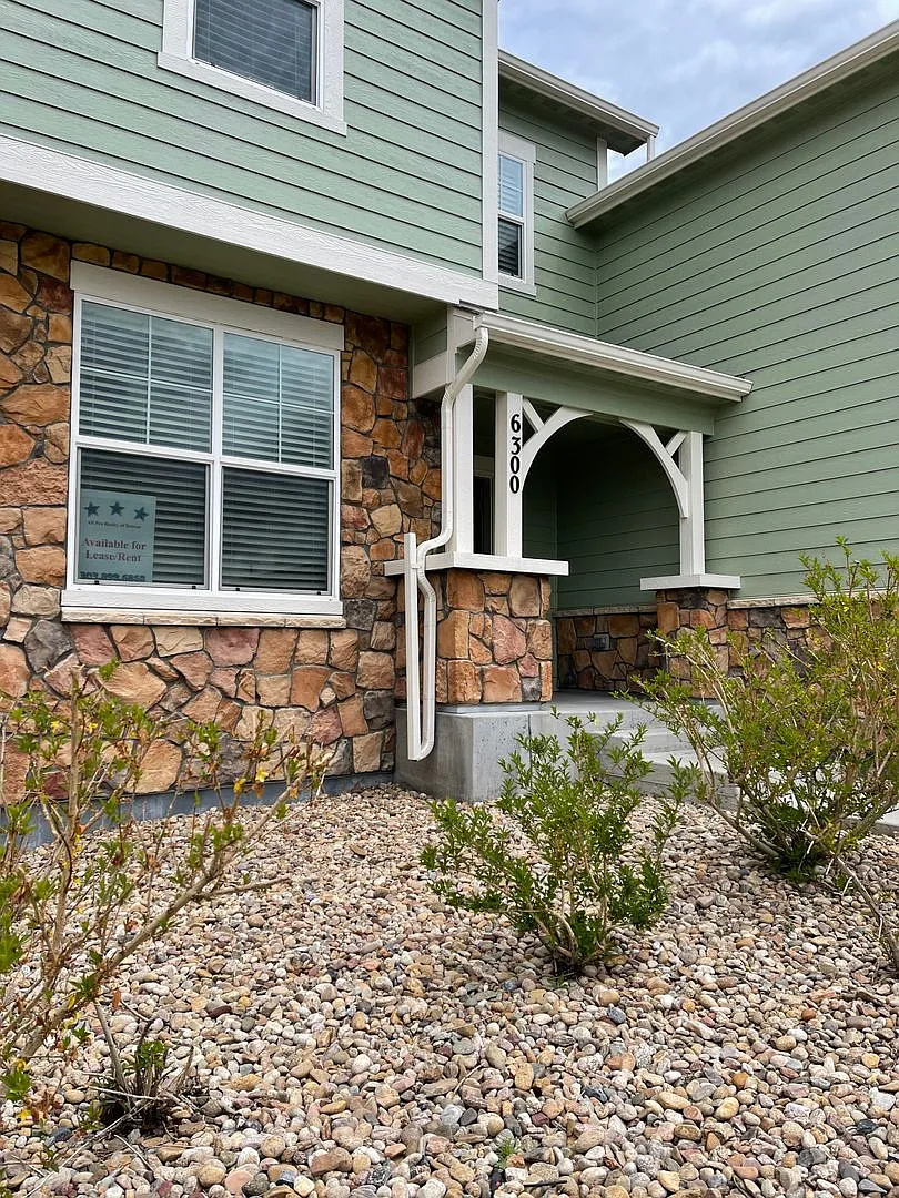 5 bedrooms Single Family House in Aurora 80016 — Photo 2
