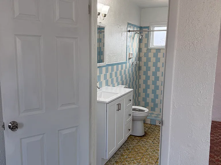 2704 S Avenue B #4 — Photo 10