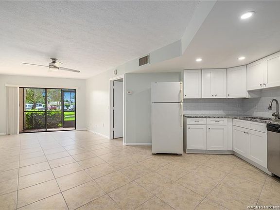 3rd image of 2069 NE Collins Cir #7-1