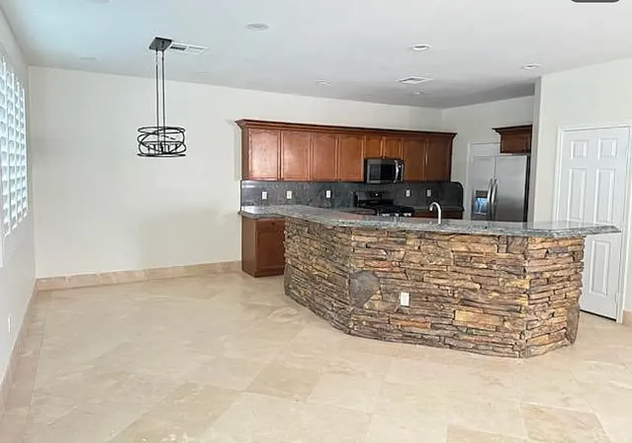3 bed, 2.5 bath, 2004 sqft, $2,800 — Photo 4