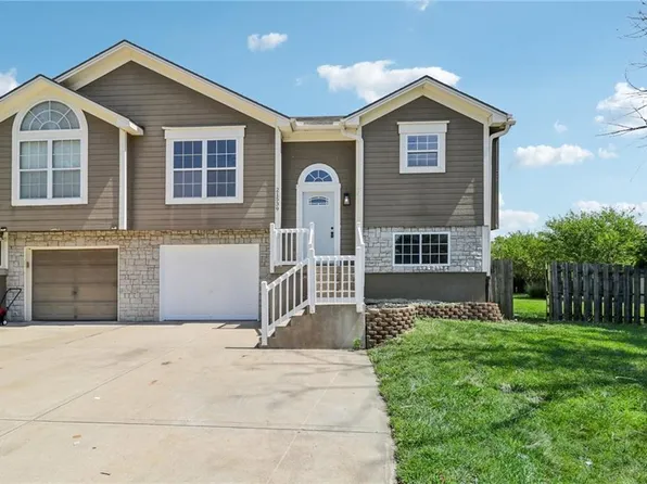 21539 S Clairmont St, Peculiar, MO 64078
