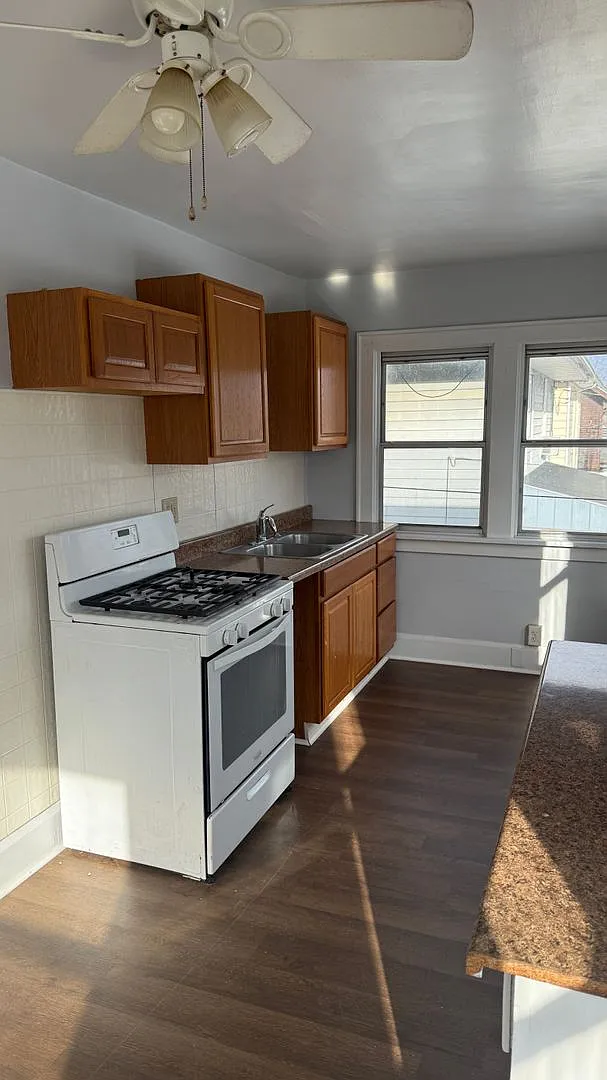 453 Baldwin — Photo 2