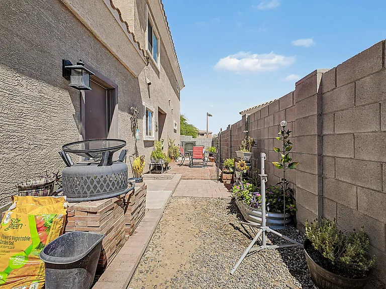 8225 S 5th Ln — Photo 9