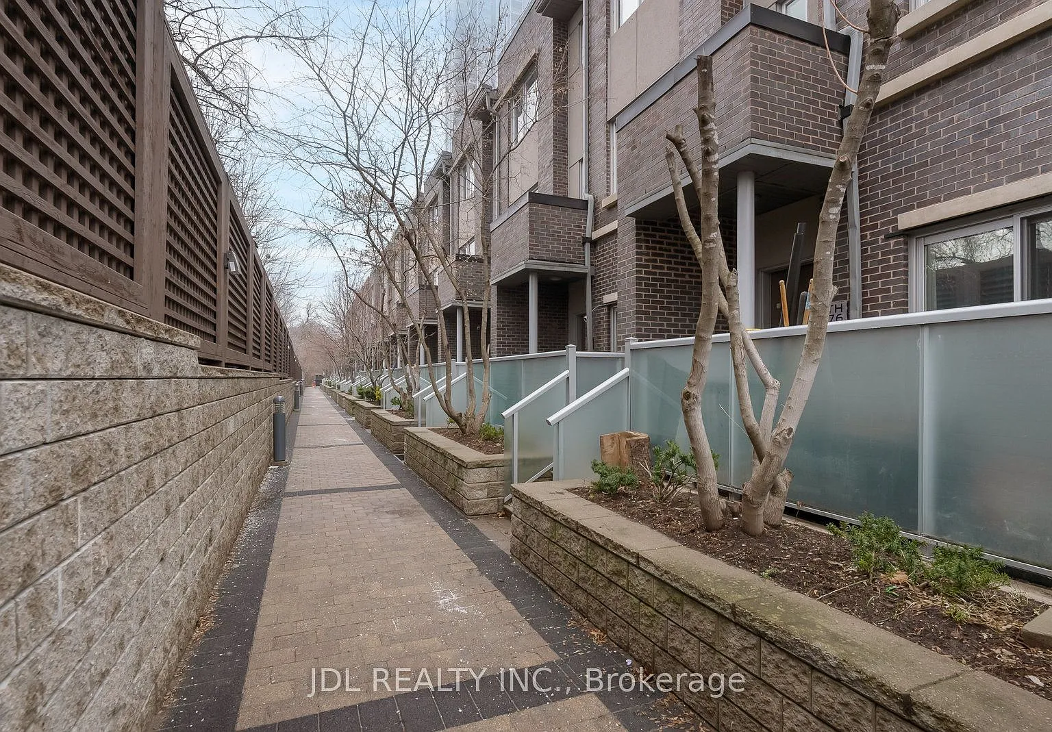 315 Village Green Sq — Photo 4