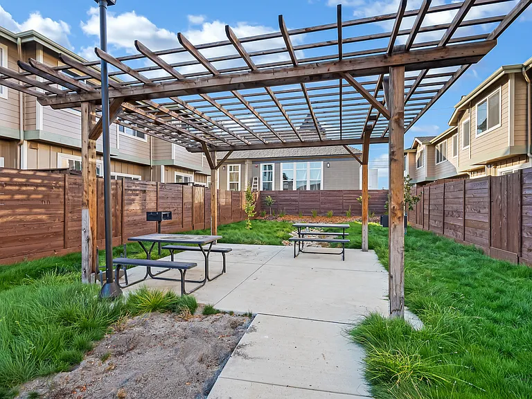 42 Kamilah Deyn Cir — Photo 22