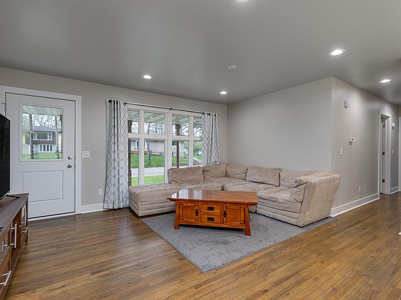 3rd image of 10535 N Oakway Ln