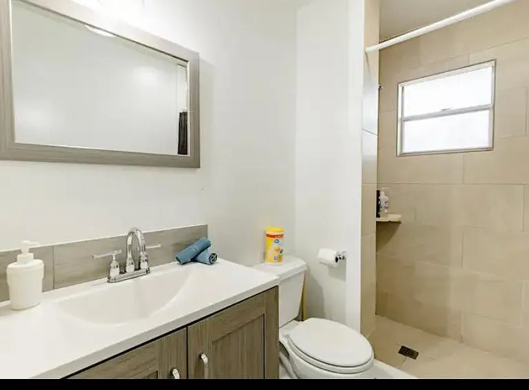 834 NE 18th Ct — Photo 2