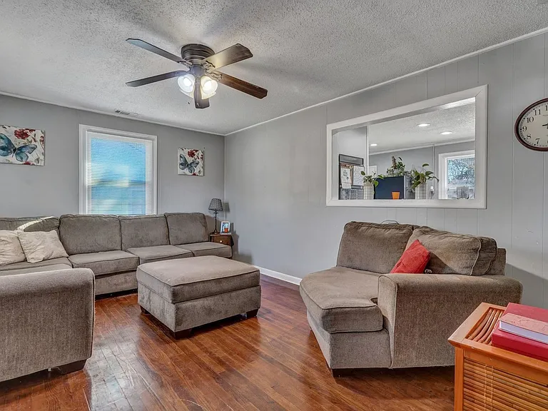 2211 Hawthorne St — Photo 3