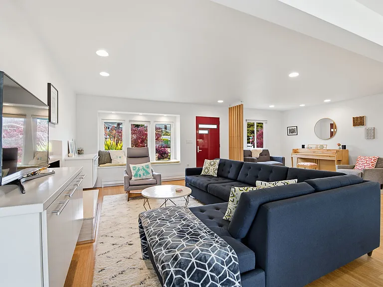 796 Crespi Dr — Photo 11