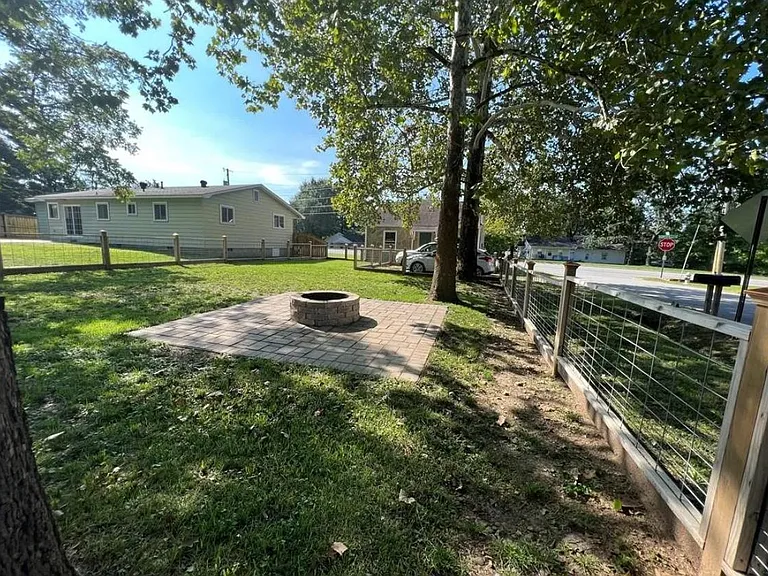 2002 E Huntsville Rd — Photo 11