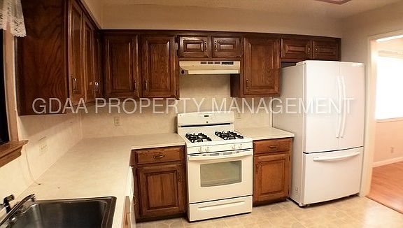 3rd image of 200 Rockmoor Dr