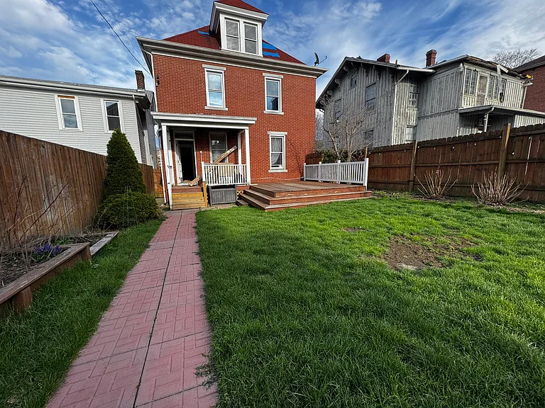 16 Westminster Ave — Photo 6