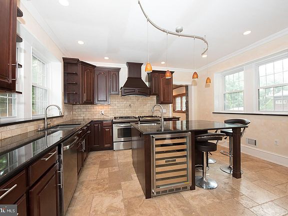 4th image of 5860 Woodbine Ave
