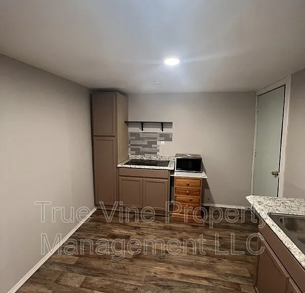 1202 Division Ave — Photo 4