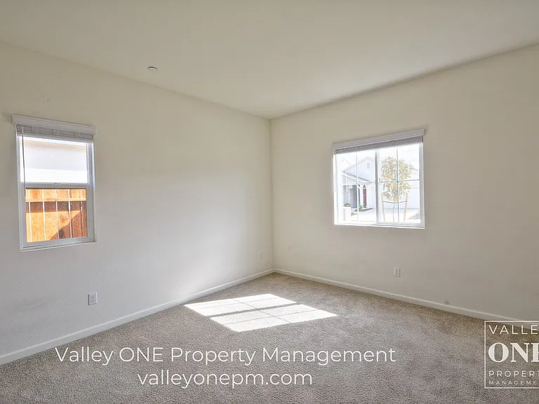 933 Tipton Ln — Photo 9