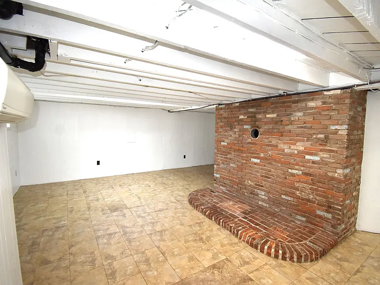 586 Grove St — Photo 24