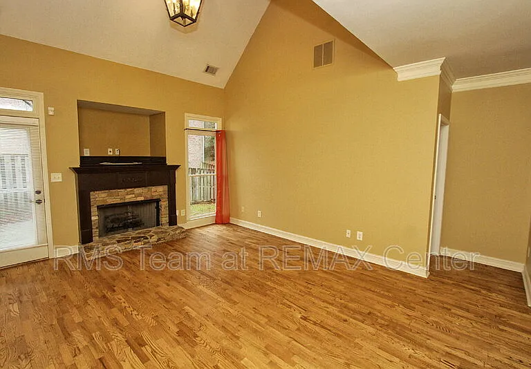 1360 Eastgate Ct SE — Photo 7