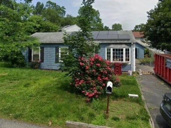 101 Laurie Ln, Lowell, MA 01854