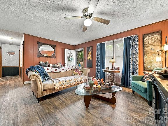 3rd image of 3115 10th Ave NE