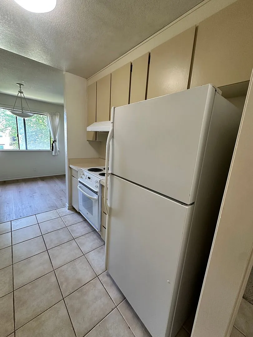 Spacious 2 Bed, 2 Bath Condo in a Beautiful, Tree-filled Community. — Photo 3