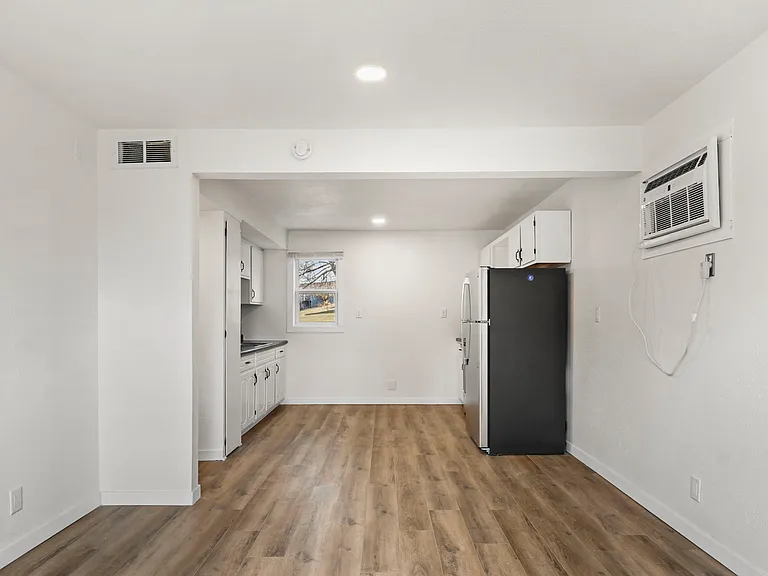 512 S Main St — Photo 10