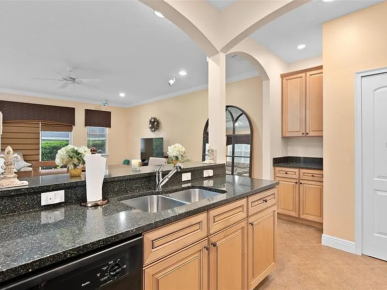 828 Ellwood Ave #J — Photo 7