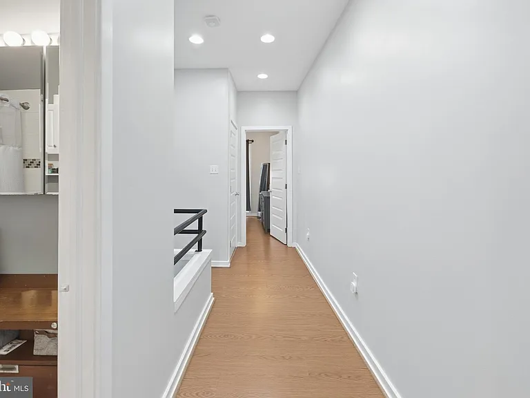 2568 Collins St — Photo 26