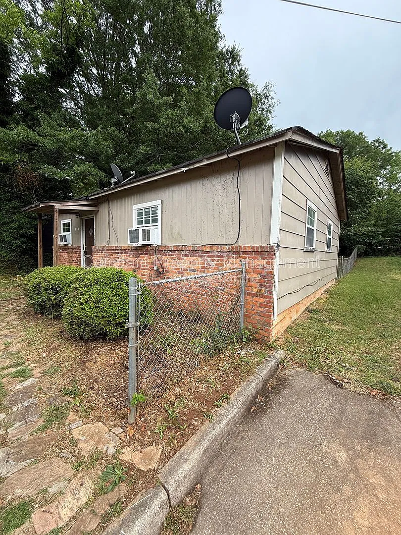 2 bed, 1.0 bath, $1,045 — Photo 2