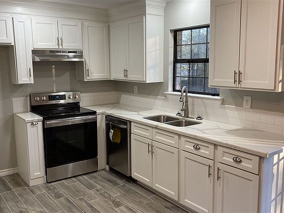 5th image of 530 Lawrence Ln