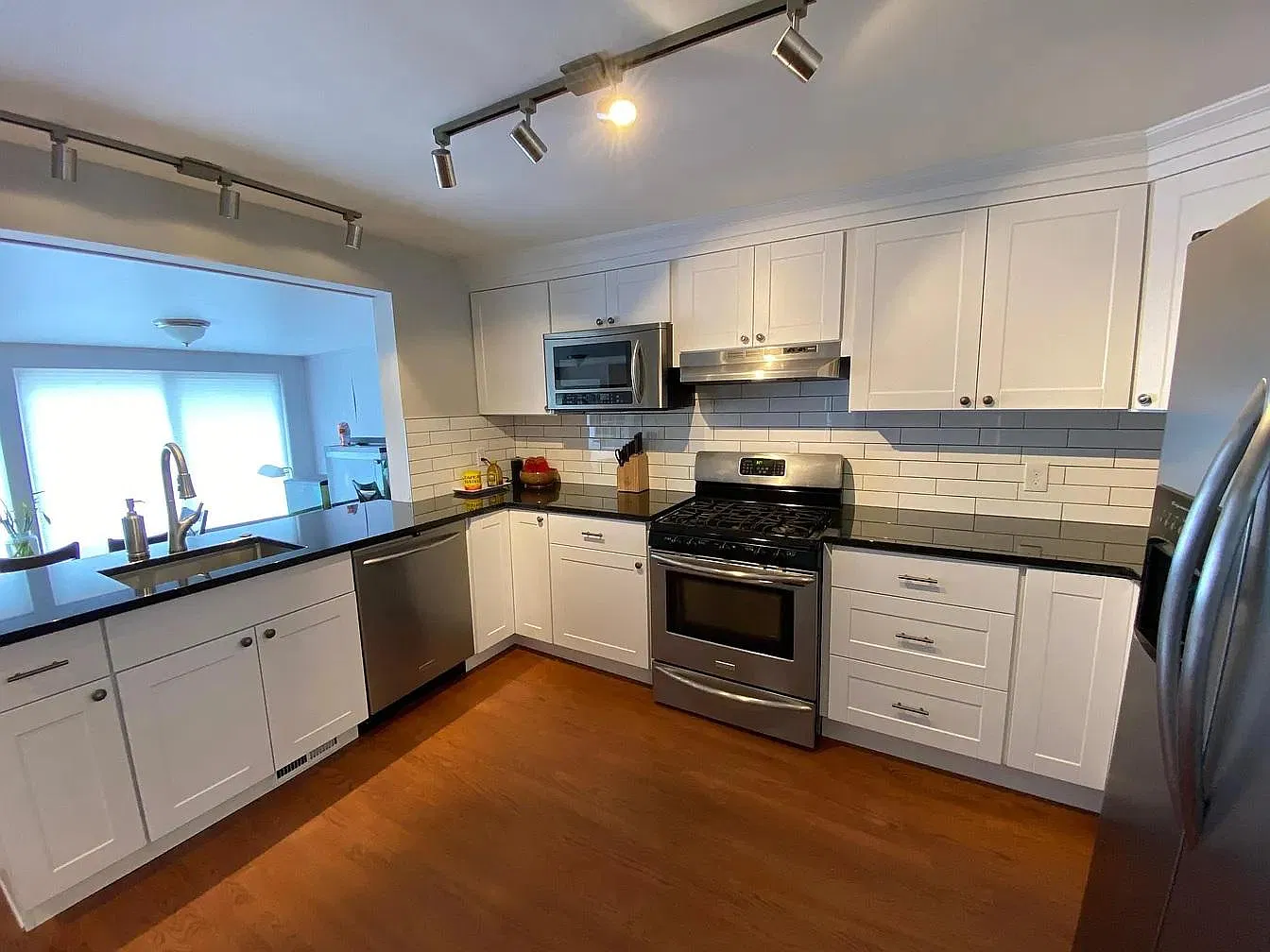 3 bed, 1350 sqft, $2,450 — Photo 3