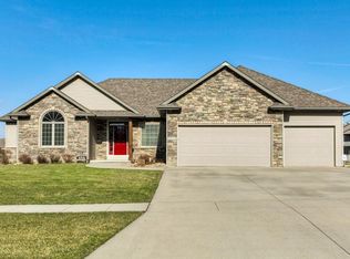 2010 Lakeview Dr, Pleasant Hill, IA 50327
