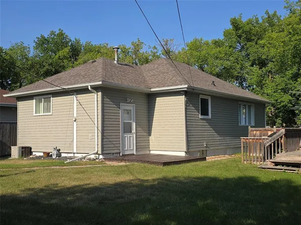 32 1st Ave, Gimli, MB R0C 1B1