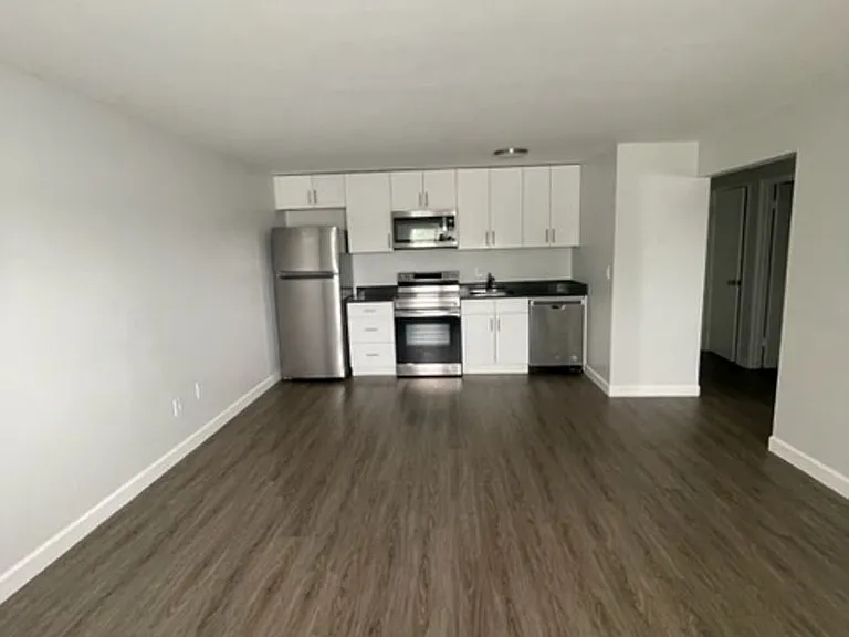 1126 Stratford Ave — Photo 1