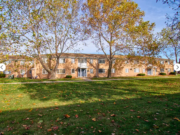 Warren Manor — Photo 9