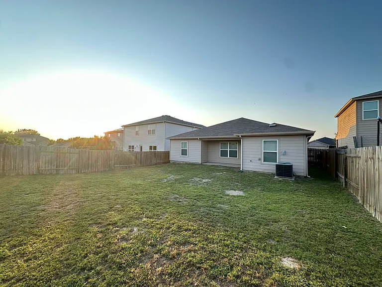 1818 Clegg St — Photo 31