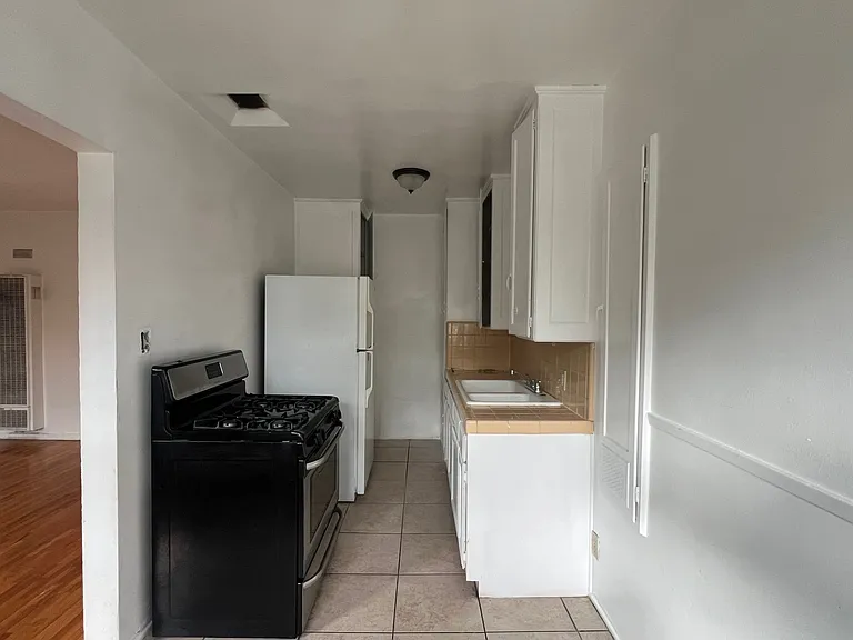 873 N Hoover St #1/2 — Photo 4
