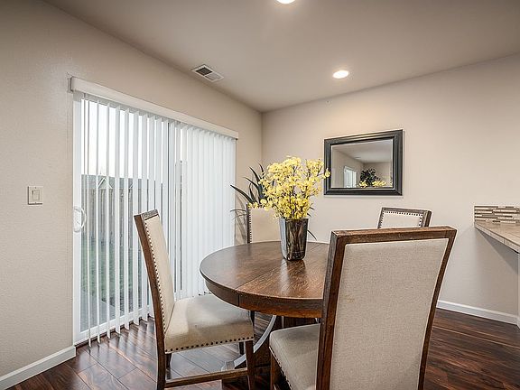 4th image of 2976 Persimmon Way NW