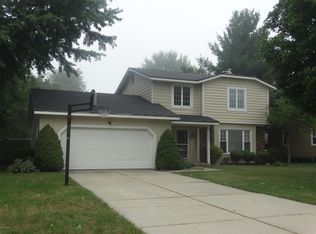7039 Magnolia Dr, Jenison, MI 49428
