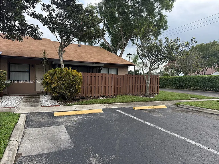2550 N Nob Hill Rd — Photo 16