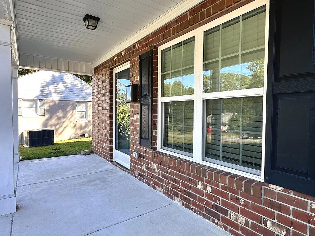 461 McBain Dr — Photo 3