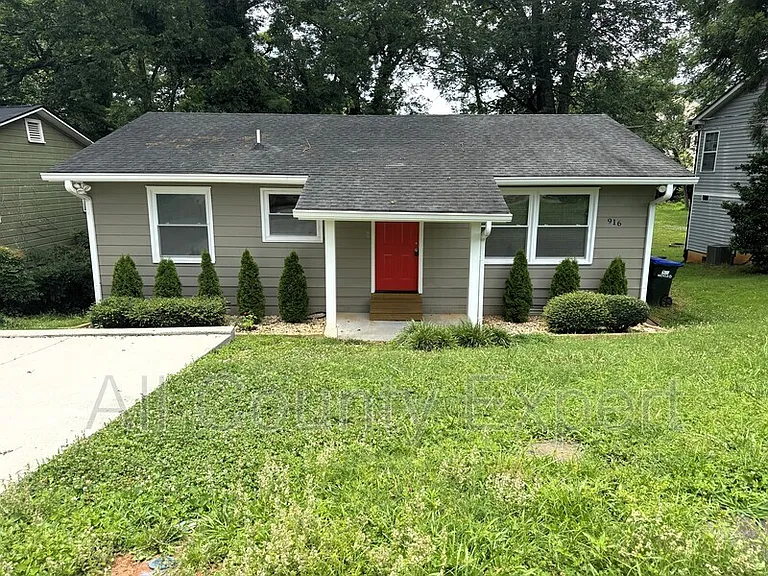 916 Zion Cir — Photo 1