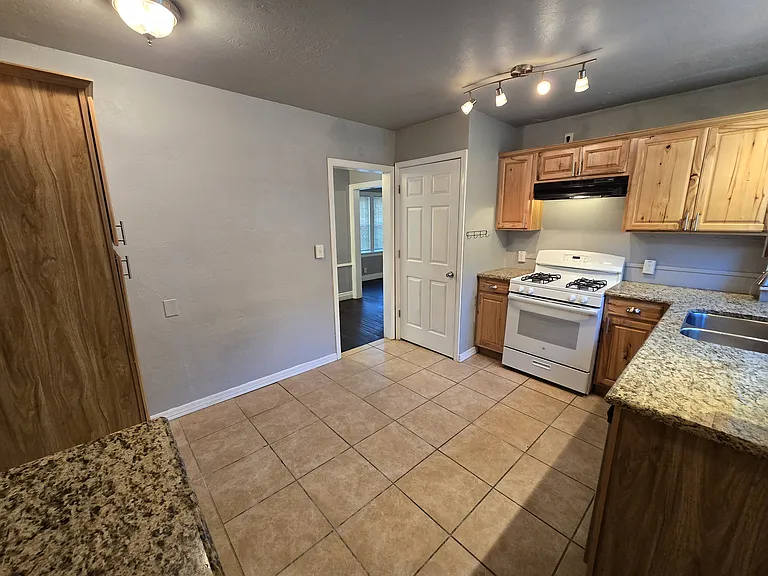 2513 NW 25th St — Photo 5