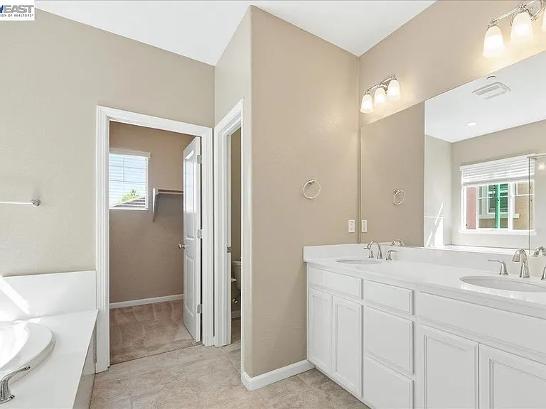 1172 Sagardia Way — Photo 9