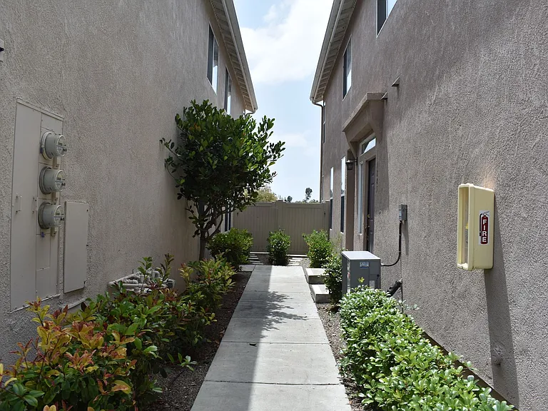 1281 Aguirre Dr — Photo 2