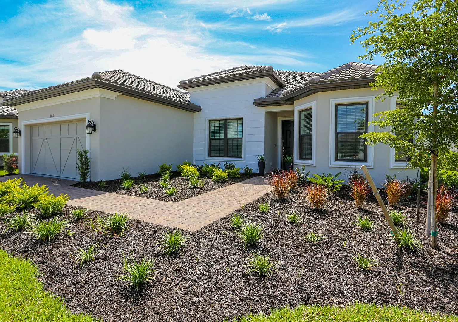 Brand New** Stunning Pool Home**Professionally Decorated**3 Beds + Den/ 3 Full Baths Esplanade By... — Photo 4