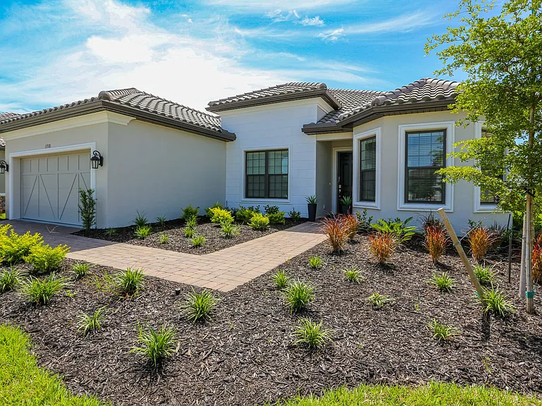 15318 Aprile St — Photo 4