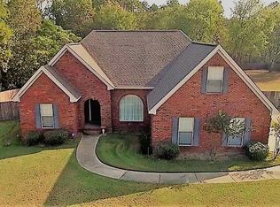 42 Sundown Ct, Deatsville, AL 36022